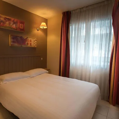 Отель Excelsuites 4*