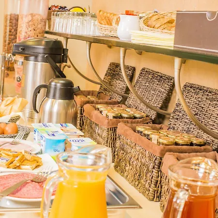 Отель Excelsuites 4*