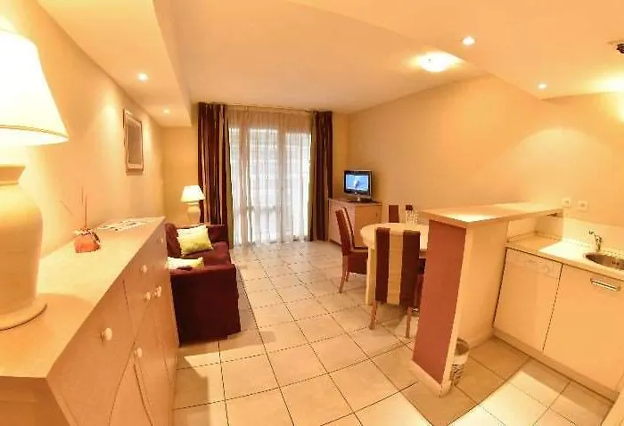 Excelsuites فندق