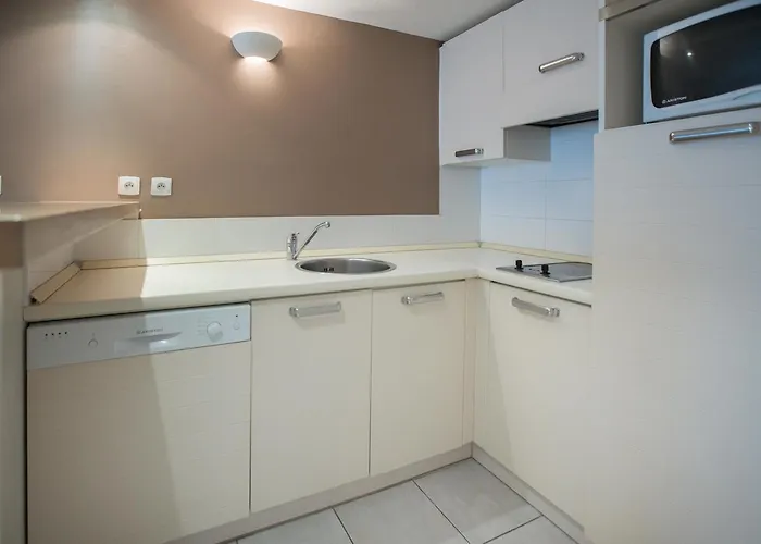 Otel Excelsuites 4*